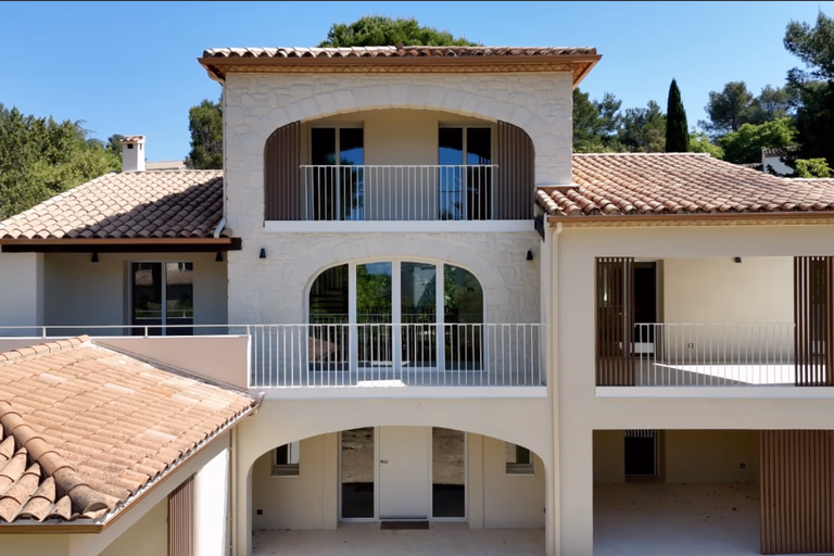 Villa de luxe aux volumes et prestations incroyables sur les hauteurs de Saint-Clément-de-Rivière